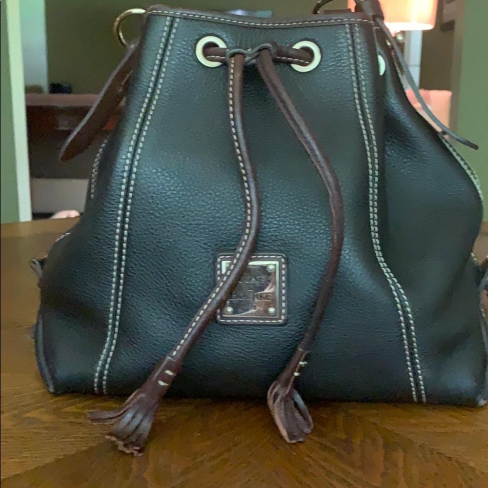 EUC BLACK LEATHER DOONEY AND BOURKE SHOULDER BAG
